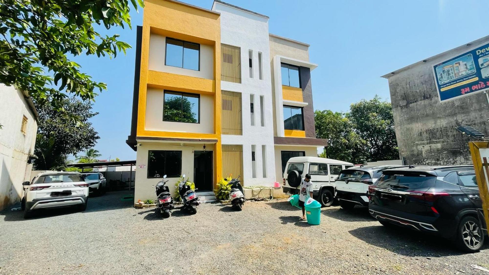 Devka House Hotel Даман Екстериор снимка